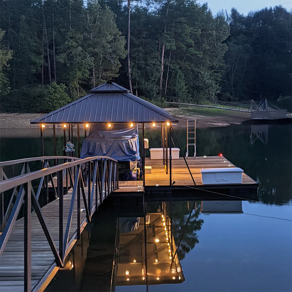 Choosing the Ideal Solar Dock Lights for Your Waterfront